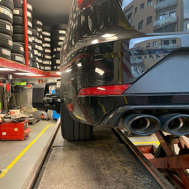 Montaje de tubos de escape en Roses