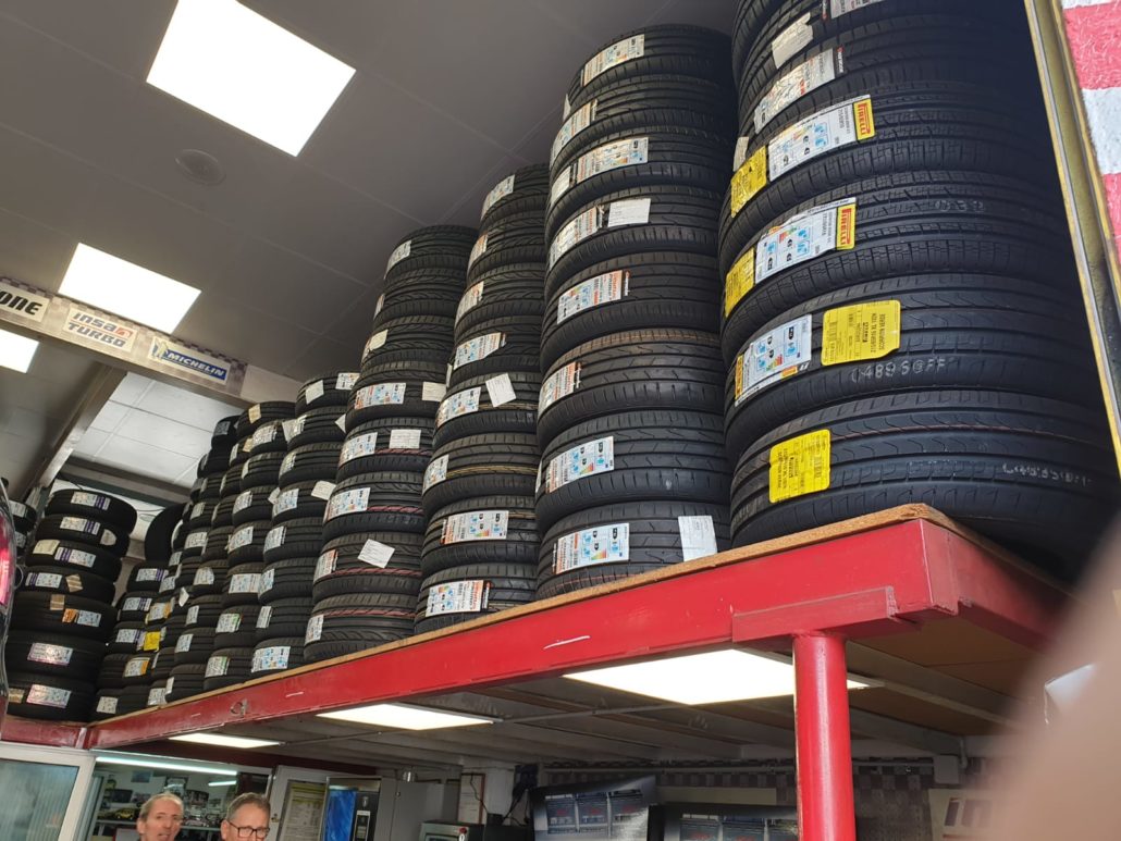 Montar neumáticos de nieve en Roses